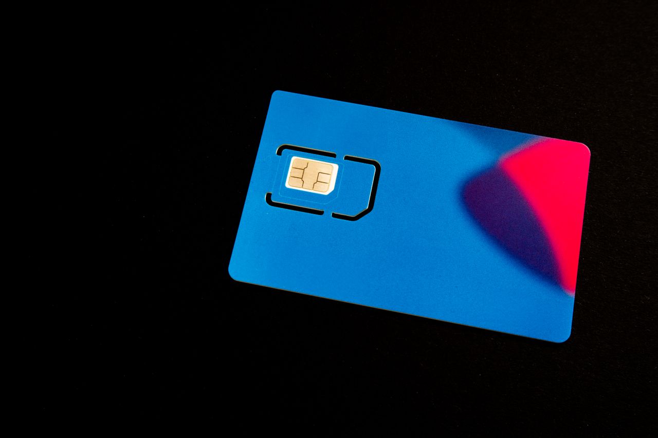 Обычная SIM-карта — такие устанавливаются в GSM-шлюз для подключения мобильных номеров к офисной АТС